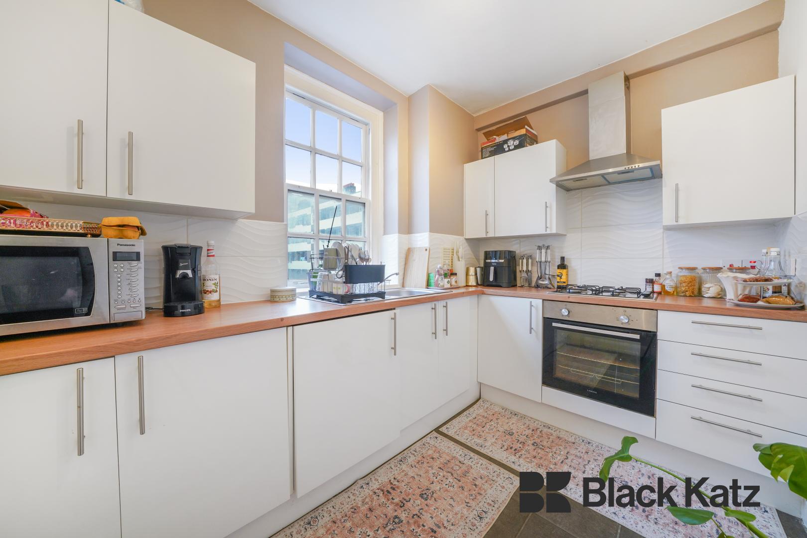 Bright and airy two bedroom flat with central location. Page Street, Westminster / Pimlico